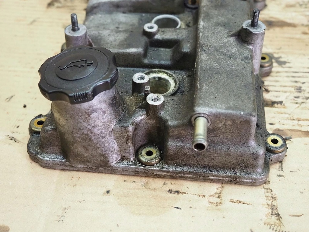 фото №9, Крышка клапанов mazda premacy 2.0b 131km 00-05 fs