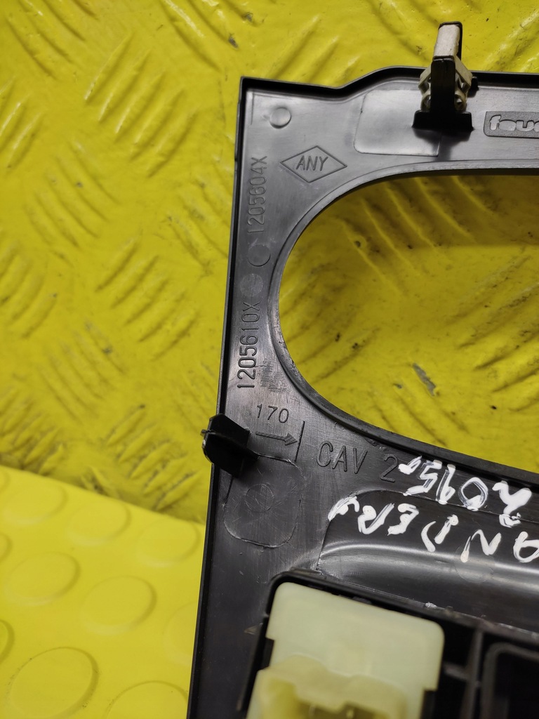 фото №7, Dacia sandero перемикач вікон рамка 275009384r