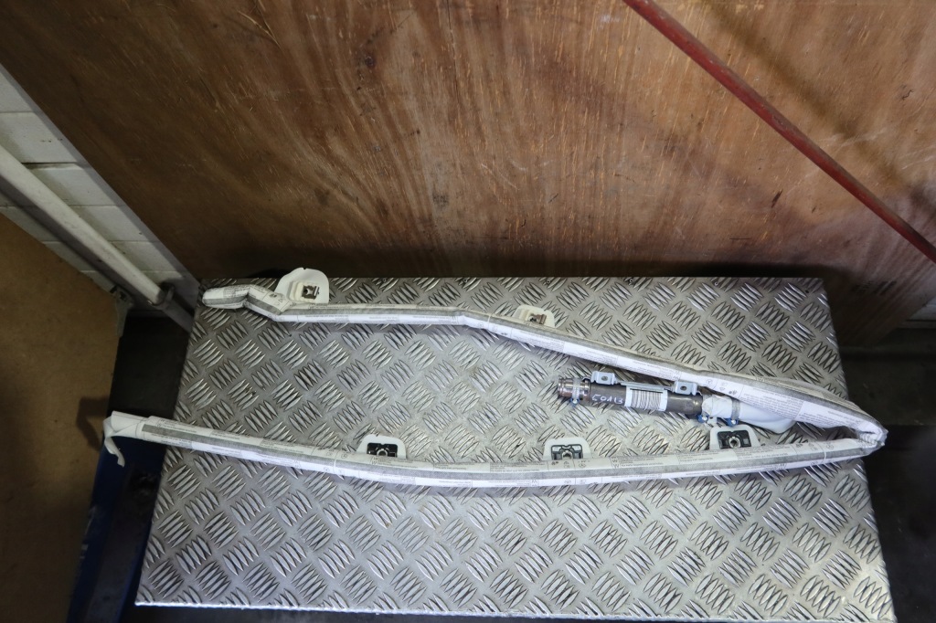фото №1, Шторка безопасности левая mercedes w204 a2048600505