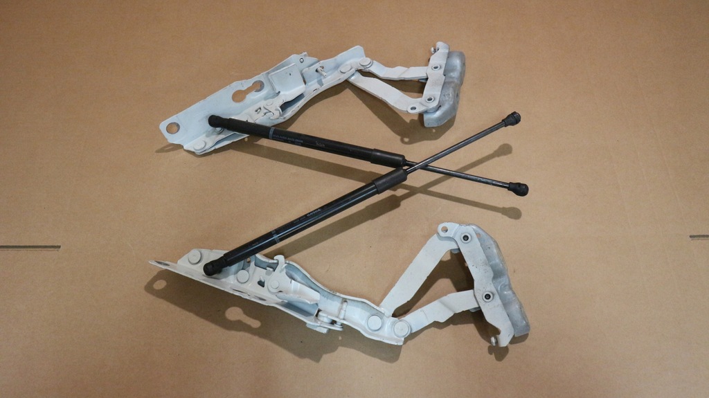 фото №1, Volvo v60 18r- петля капот левый