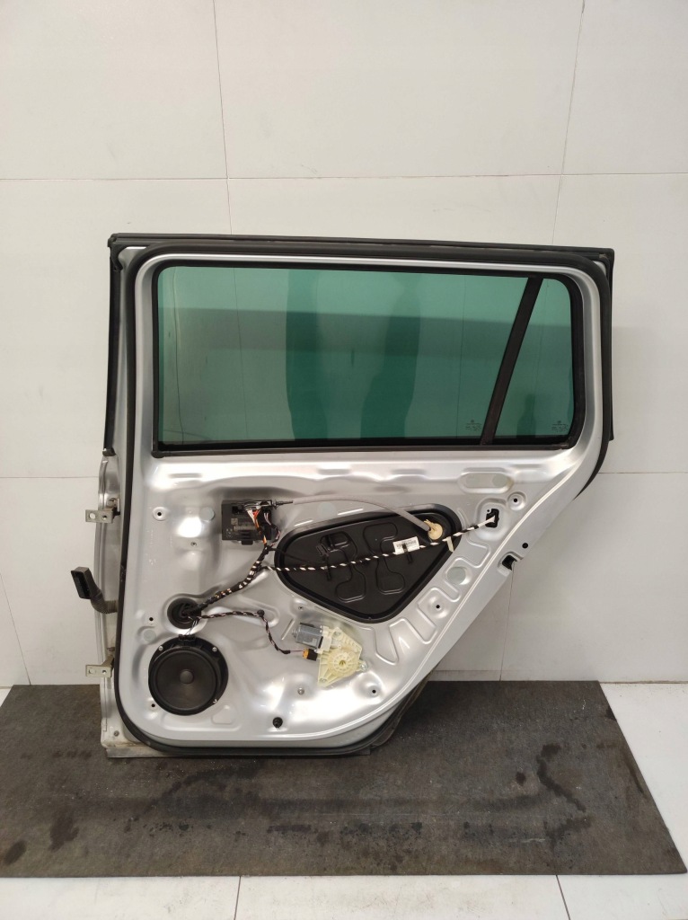 Дверь правое задний  задние volkswagen passat b8 kombi Доставка