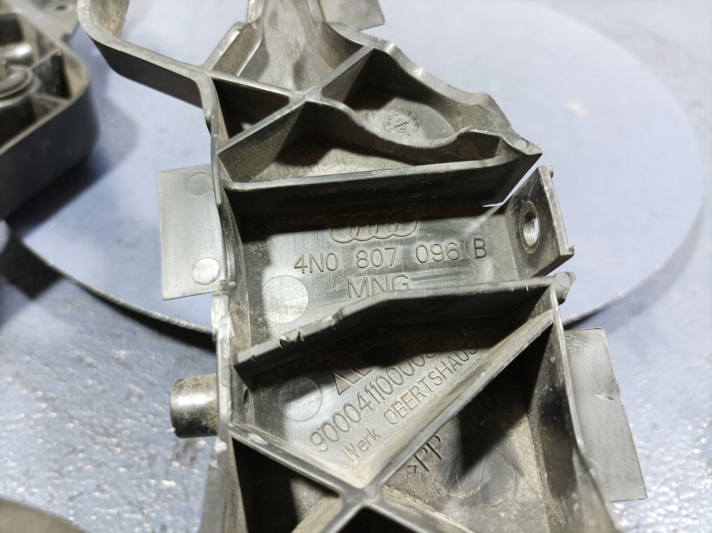 фото №6, Audi a8 d5 крепления направляющие бампера задняя левый 2 szt 4n0807454