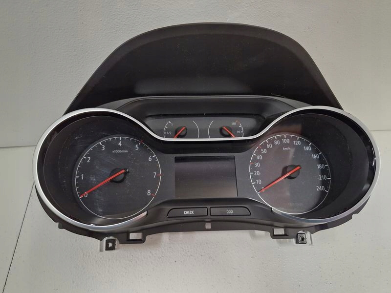 Купити Opel crossland x 1.2 thp лічильник прилади спідометр 9831002180 європа