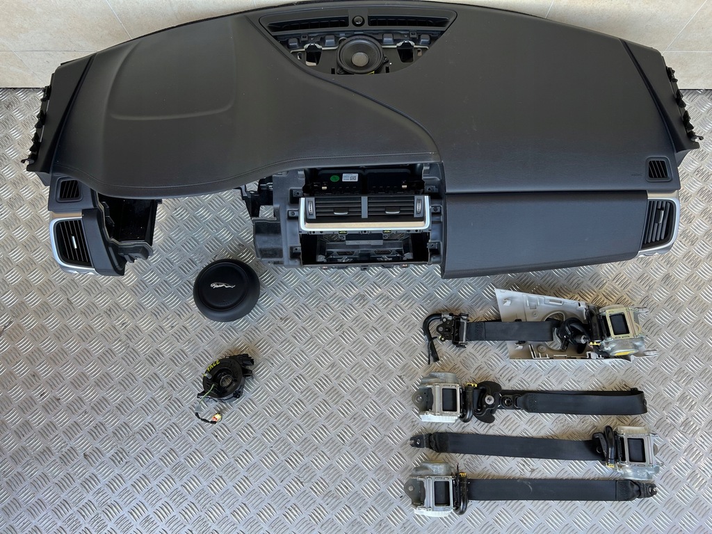 фото №1, Приборная панель консоль приборная панель jaguar e-pace