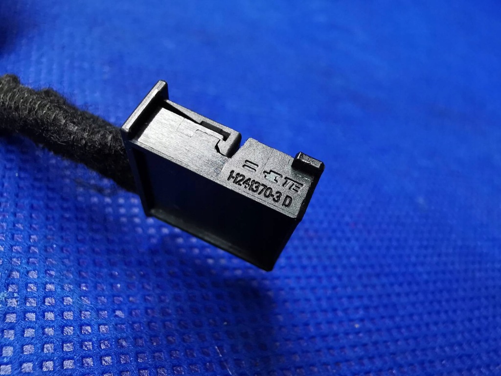 Штекер жгут крышки задний багажника оригинал tesla model 3 158432400a с Разборки