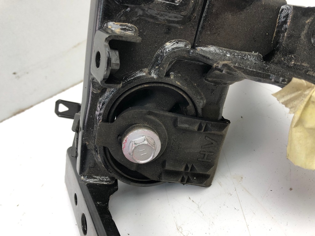 фото №4, Toyota yaris iii 1.5 hybrid кронштейн подушка коробки