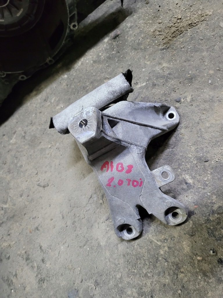 фото №1, Audi a4 b8 2.0 tdi кронштейн двигателя
