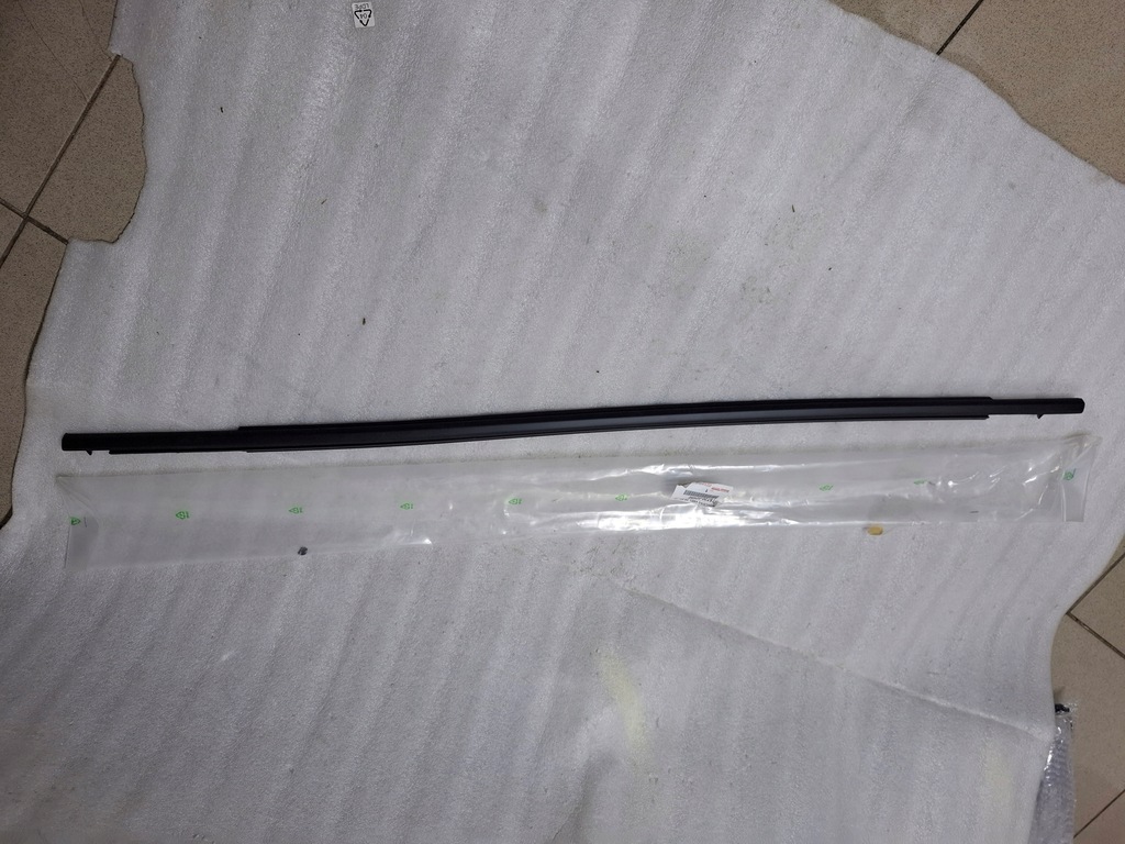 фото №1, Toyota corolla e21 молдинг ущільнювач лівий перед 75720-02490 nowa