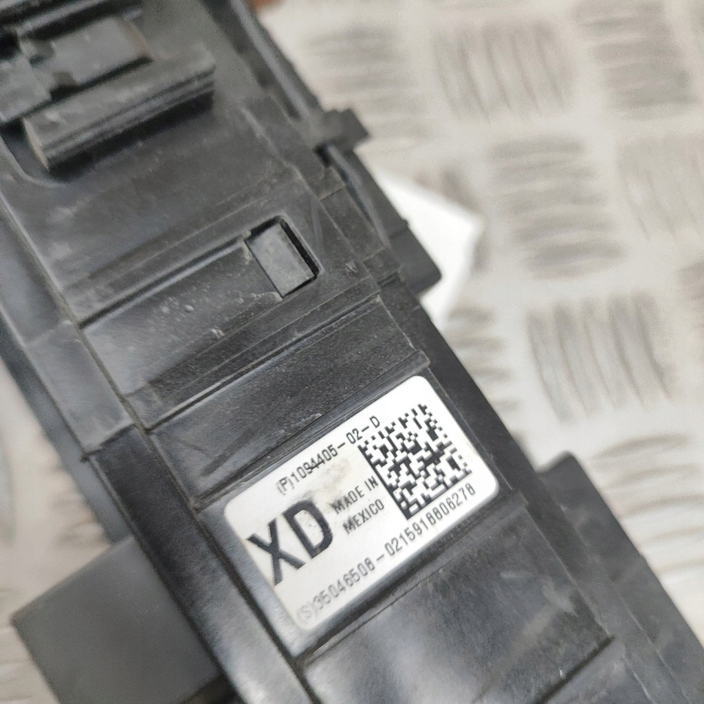 Tesla model x 2018 рамка / модуль запобіжників Зі Шроту