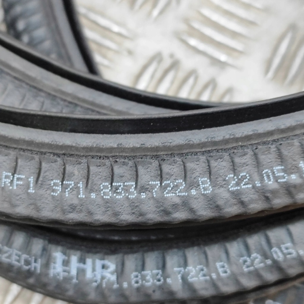 фото №8, Porsche panamera 971 2018 правая сторона резиновый прокладка дверь задних