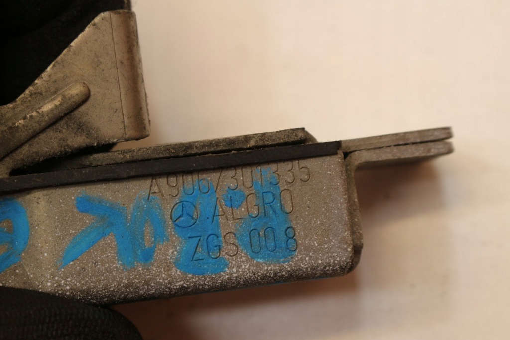 Замок дверь раздвижных верхний 9067301335 mercedes sprinter 906 Недорого