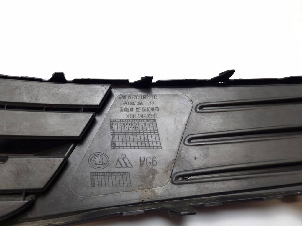 фото №8, Skoda оригинальный номер 6v0807368 решётка бампера