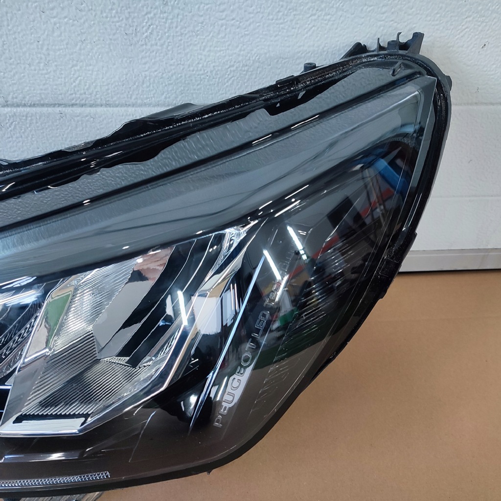 фото №5, Лампа левый перед peugeot 208 ii full led