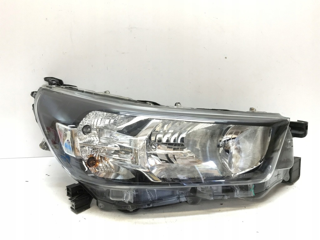фото №1, Toyota hilux viii правая лампа перед 81110-0kk60