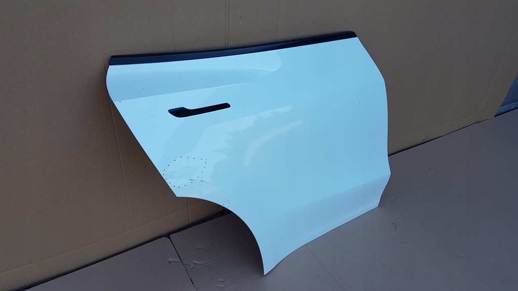 фото №3, Дверь задняя правое tesla y 18- молдинг