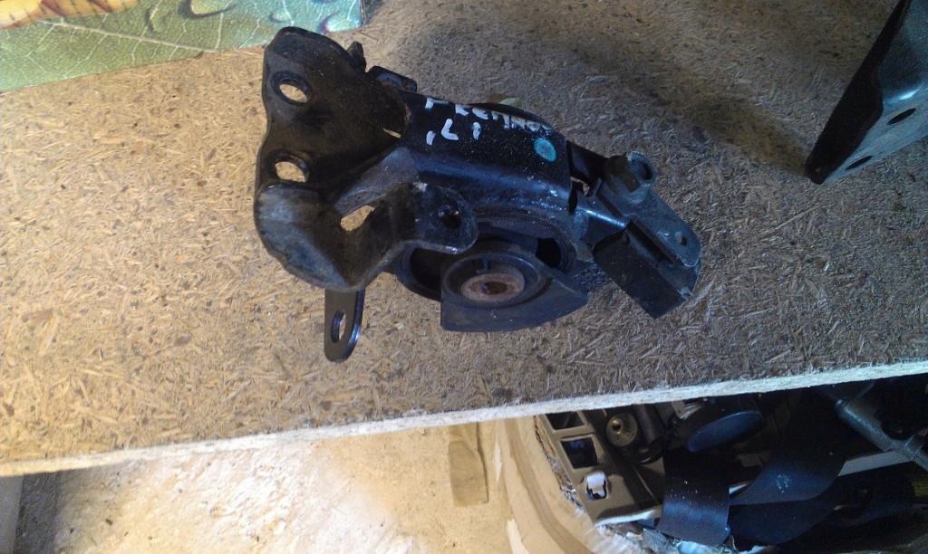 фото №1, Mazda premacy - кронштейн подушка двигателя