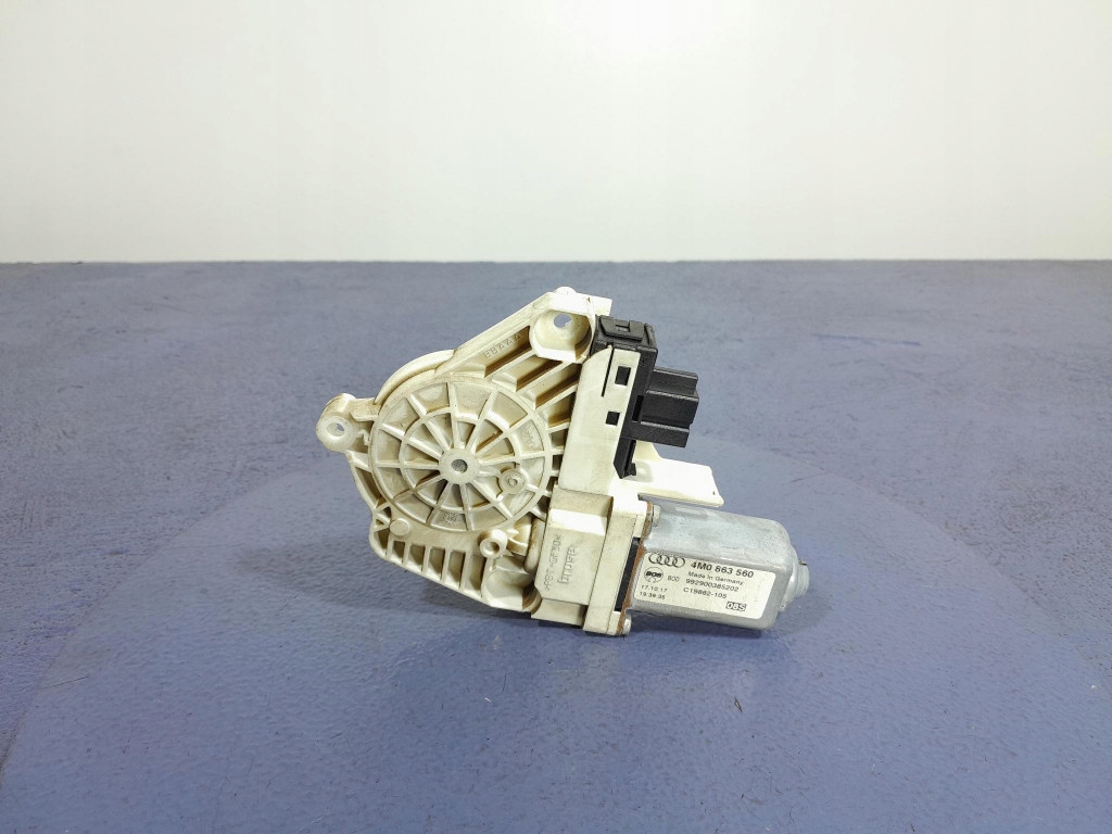 фото №1, Audi q7 4m моторчик шторка багажника 4m0863560