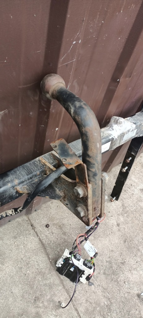 Mondeo mk5 универсал фаркоп  буксировочный оригинал kompletny набор do монтажа Оригинал