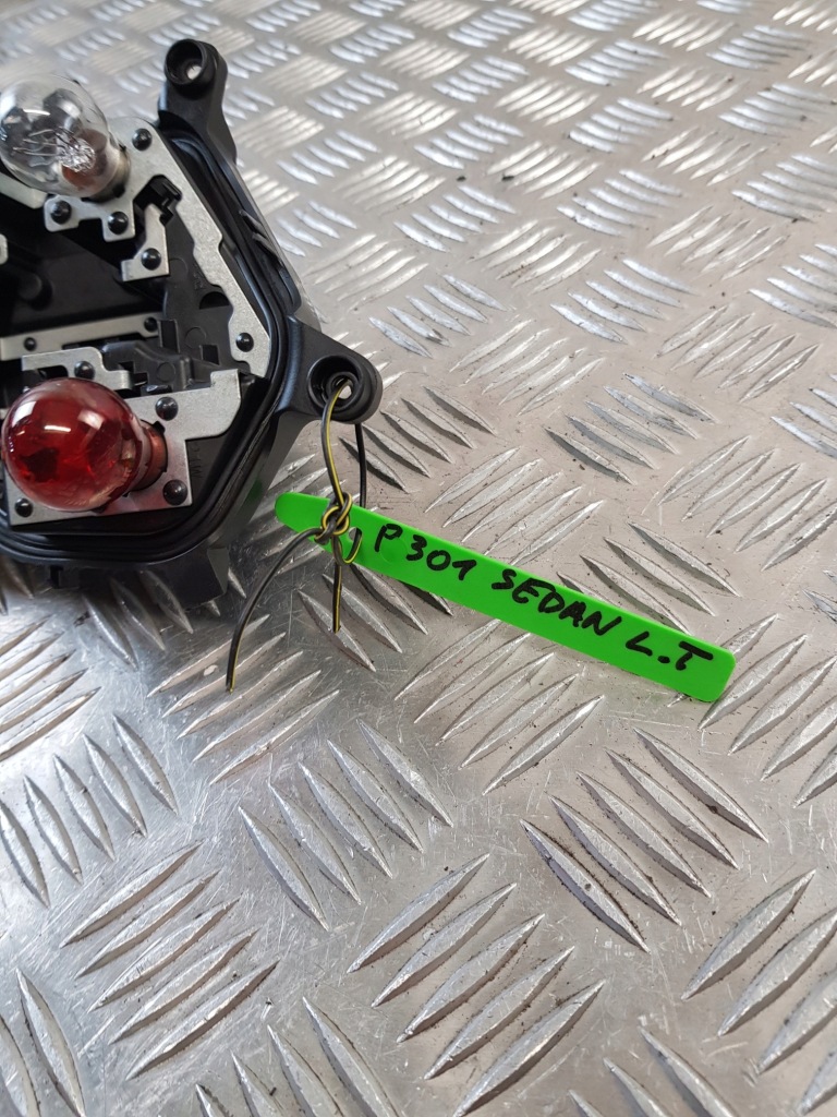 Вкладиш фари ліве задні peugeot 301 седан 18r- європа Ціна