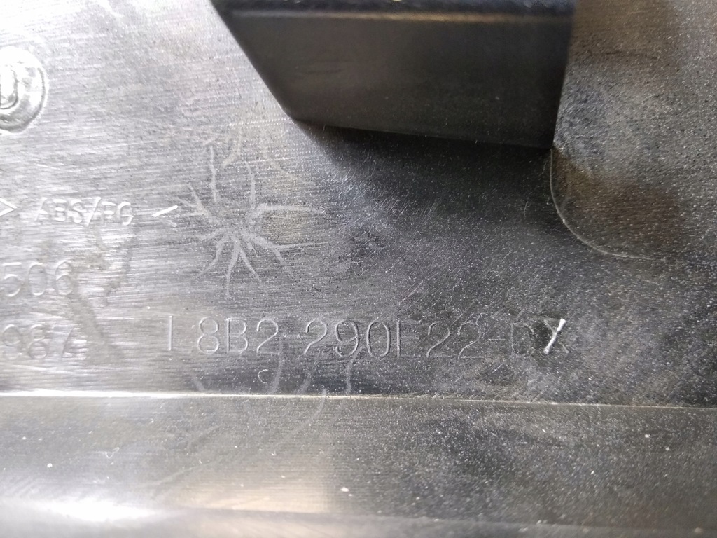 фото №8, Land rover defender молдинг крила права задня 19-