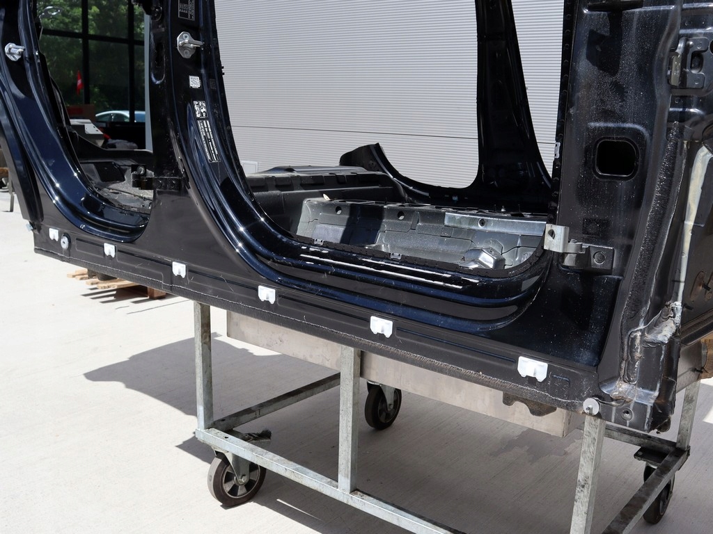 Купити Поріг правий стійку  середній mercedes-benz gla h247 amg 19- r. 191