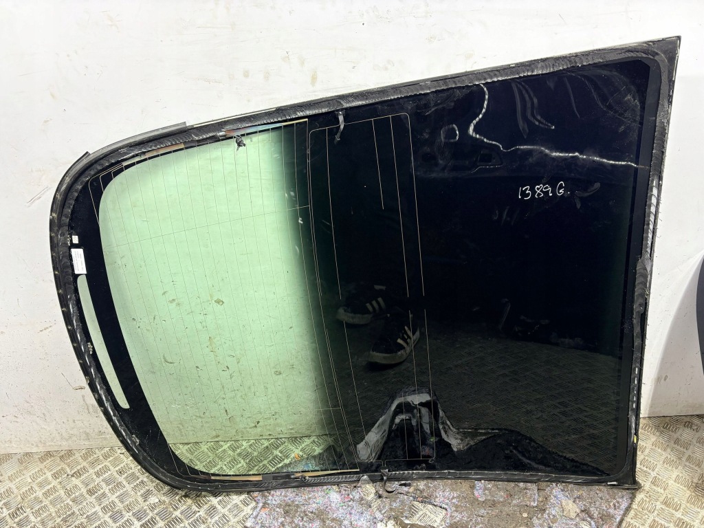 Купить Стекло задняя tesla model 3