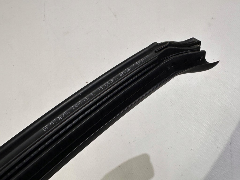 Купити Прокладка верхній скло перед передня права maserati granturismo 2008+