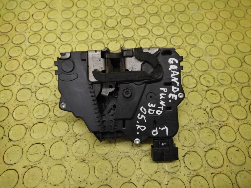 Fiat grande punto замок дверь левый передок  55702897 Оригинал