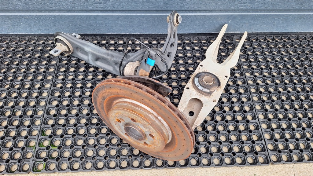 фото №1, Mercedes w176 w117 w156 45amg поворотный кулак левая задняя