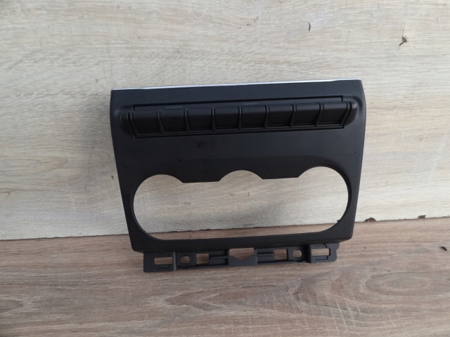 фото №1, Renault clio v 2020 рамка панель выключатель europa