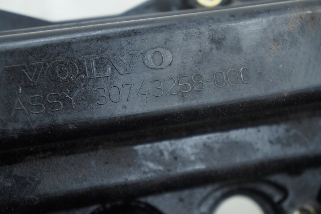 фото №6, Кришка клапанів 2.4d volvo s40 ii v50 c70 ii c30 08675978 30743258-006
