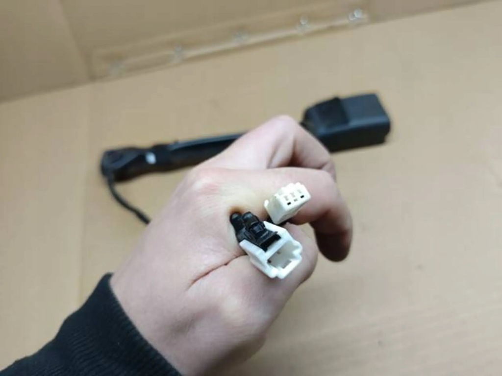 Клипса поперечина левое  перед водителя nissan juke f15 Недорого