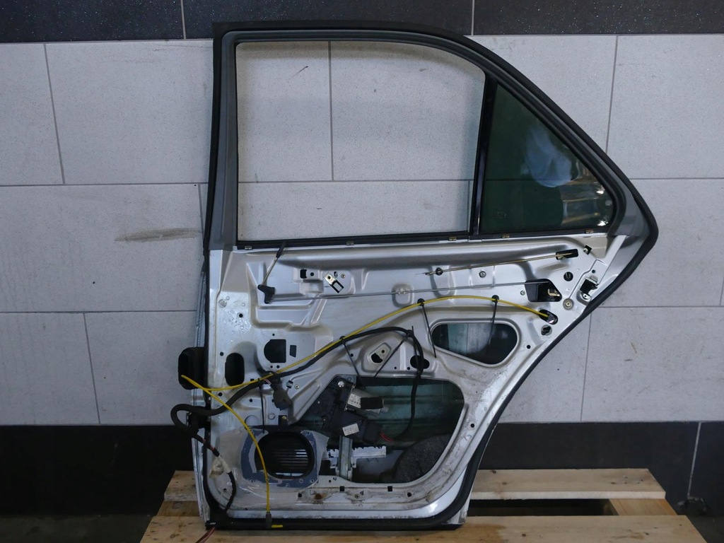 фото №13, Mercedes c w202 lift sedan дверь правый задняя правое задние 744 серебристый