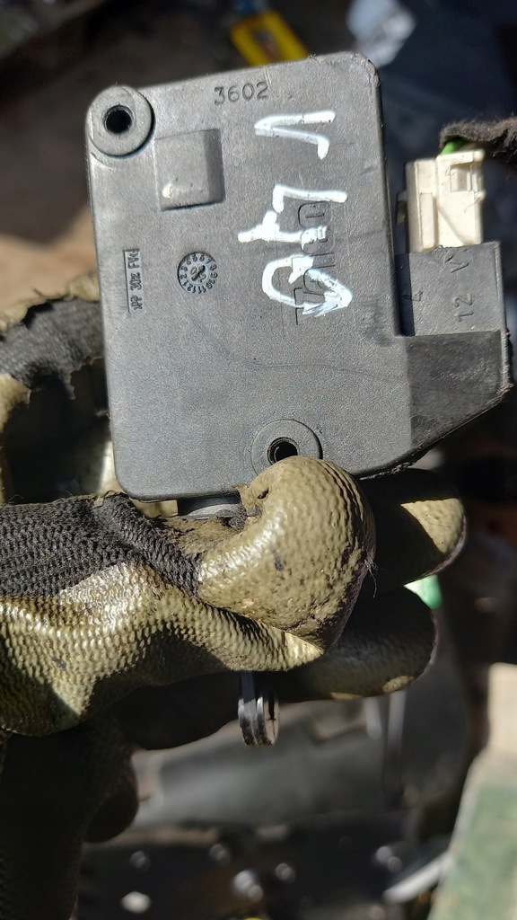 фото №3, Моторчик крышка заливной volvo v40