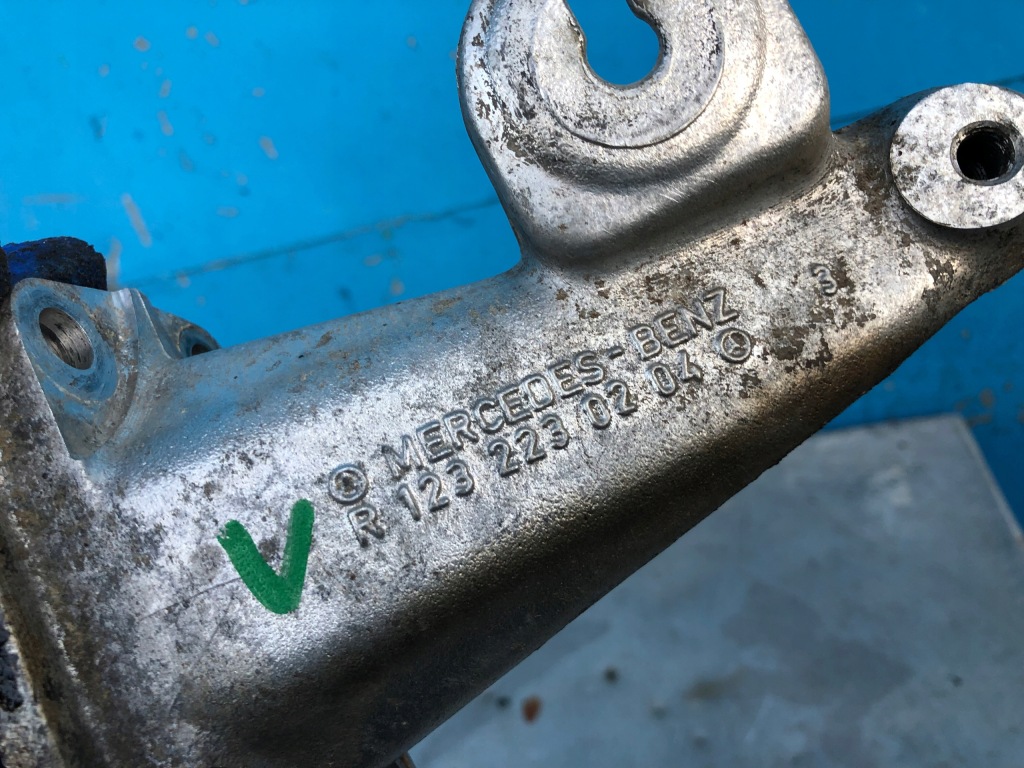 Mercedes w123 купе c123 2,8 b m110 кронштейн кронштейн двигателя r1232230204 Цена