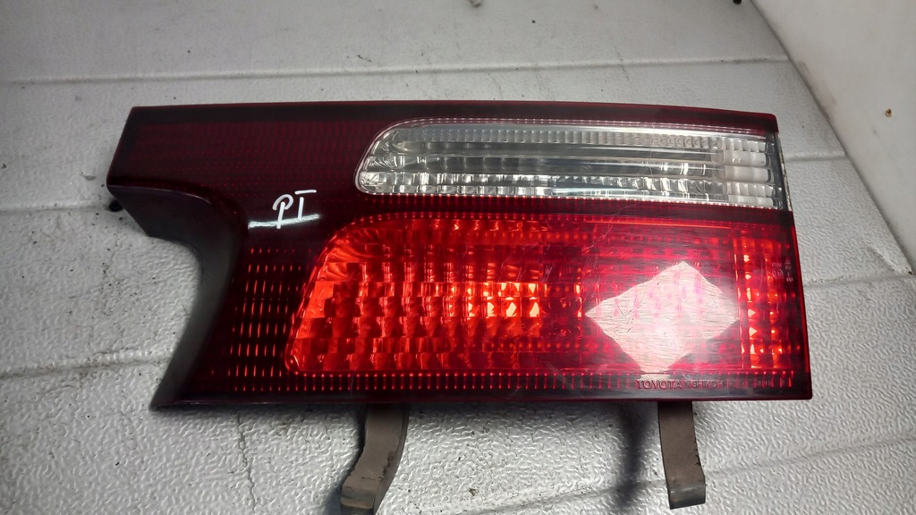 фото №1, Лампа правая задняя крышка багажника toyota previa 01r