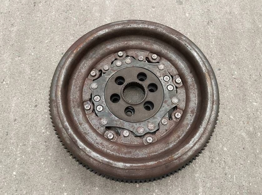 фото №1, Колесо двухмассовый dsg автоматическая коробка передач vw passat b6 2.0 tdi 03g105266ap