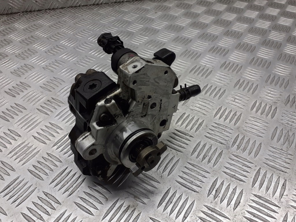 фото №1, Насос впрыскная toyota yaris verso 1.4 d4d 22100-33011