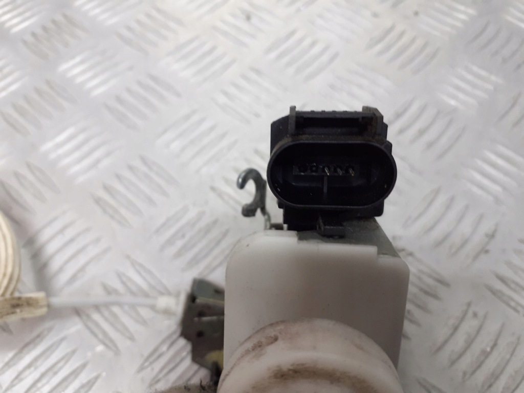 Замок дверь правый перед audi a4 b5 Цена