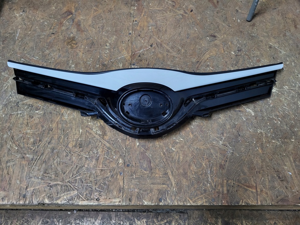 фото №1, Toyota yaris iii 3 lift 14-17r hybrid решётка радиатора решётка радиатора передняя перед