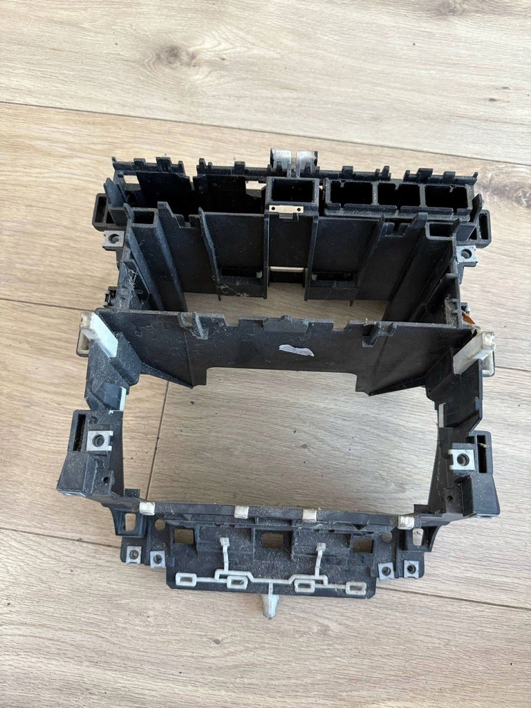 фото №1, Audi a3 8p рамка радіо каркас корпус консоль 8p0858005b