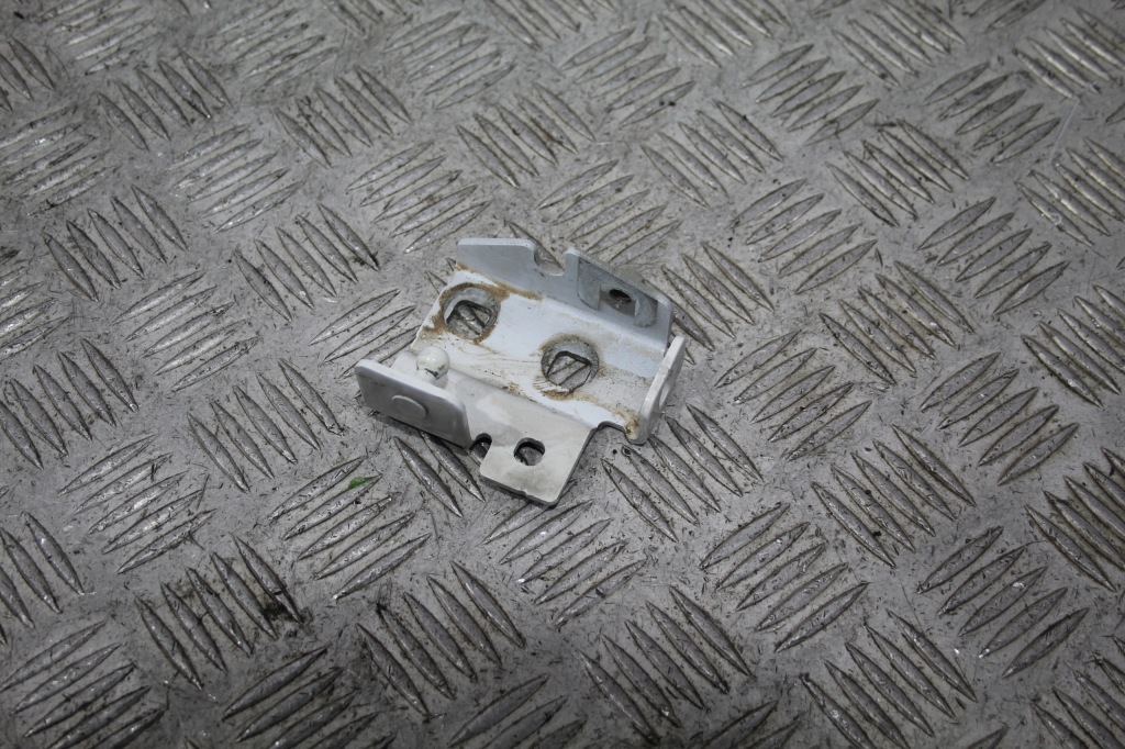 фото №1, Кронштейн цилиндра левый перед evoque ii 2 l551