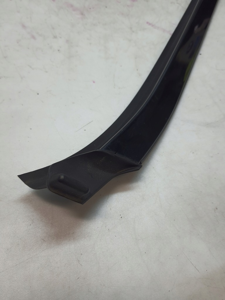 Молдинг стекло передней лобовое левая mercedes w207 кабриолет  2076901362 с Разборки