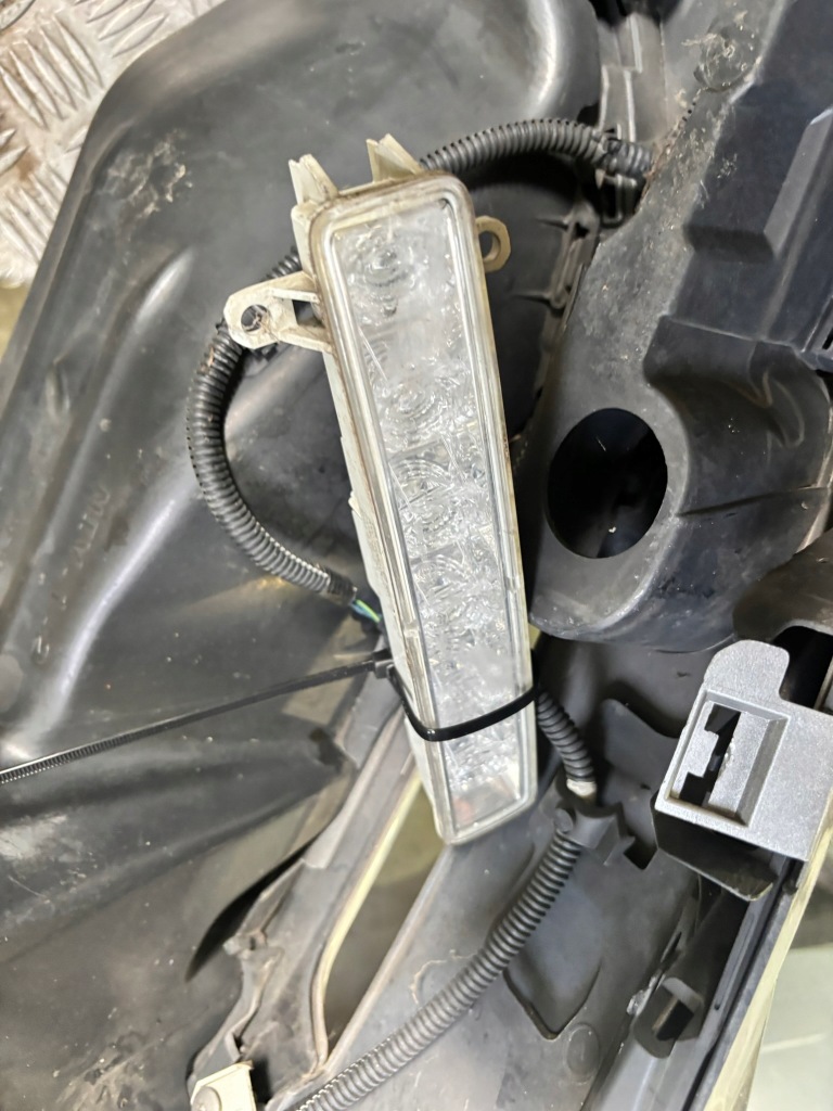 Бампер перед передний оригинал peugeot 308 t9 980499377 Недорого