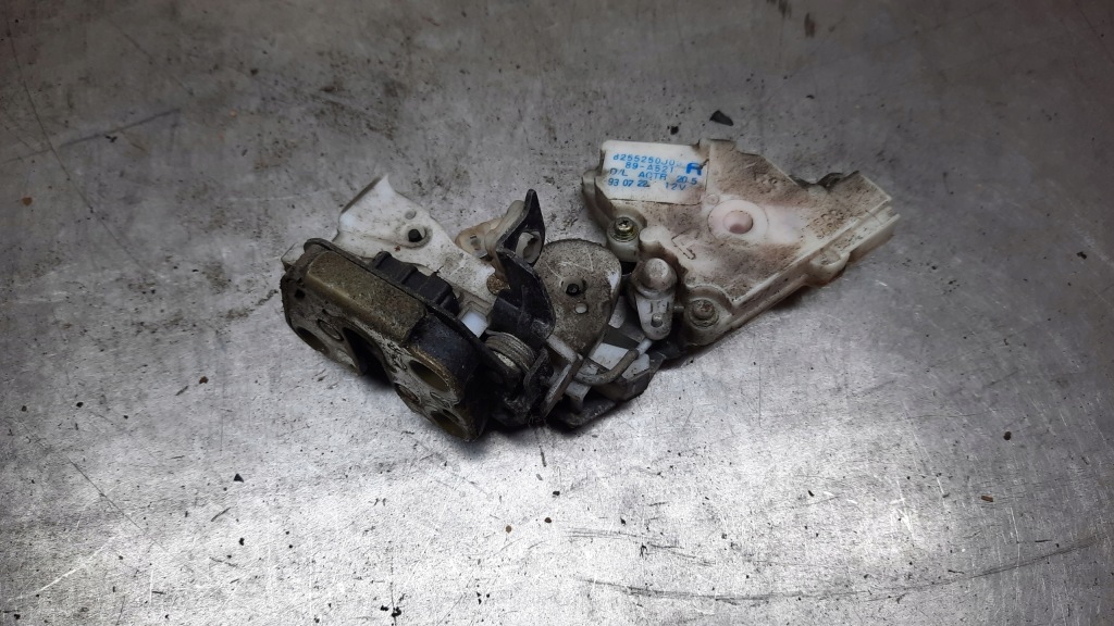 фото №1, Замок двері правий задня nissan terrano ii 2.4b 94r