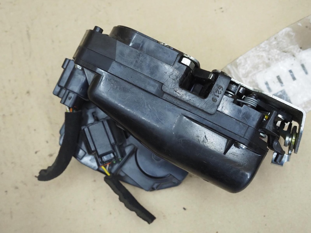 фото №13, Kia sedona carnival iii замок кришки 81230-4d100