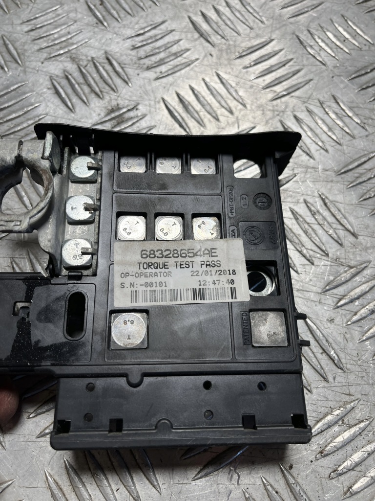 Клемма плюсовая plus предохранитель jeep compass 2 2 16- 68328654ae Цена