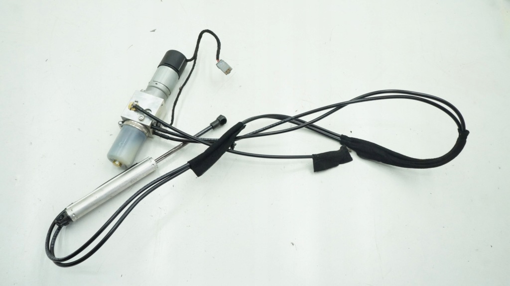 фото №1, Volvo v70 iii xc70 помпа привод крышки задняя