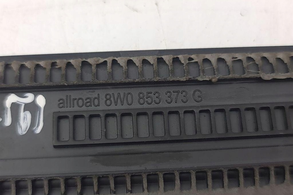 Передня права накладка декоративна порога  audi a4 avant 8w5, b9 8w0853374f 2.0l Оригінал