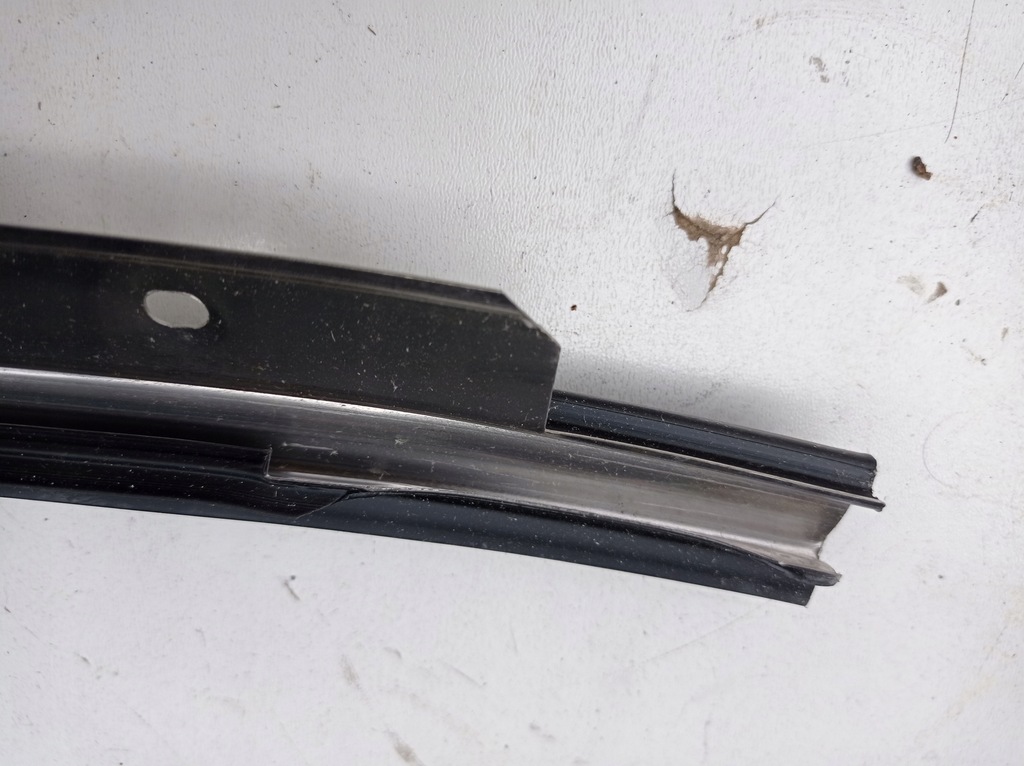 фото №8, Молдинг ущільнювач правий перед nissan terrano ii 2